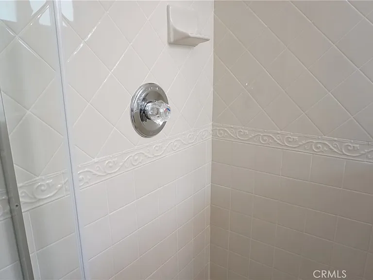 5540 Balboa Blvd — Photo 32