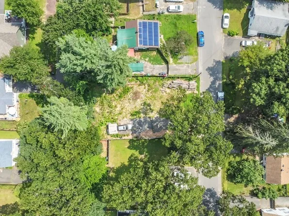 9 Wood St, Southwick, MA 01077
