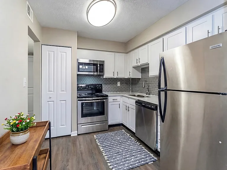 Modern Kitchens at The Colony at the Oaks Apartments