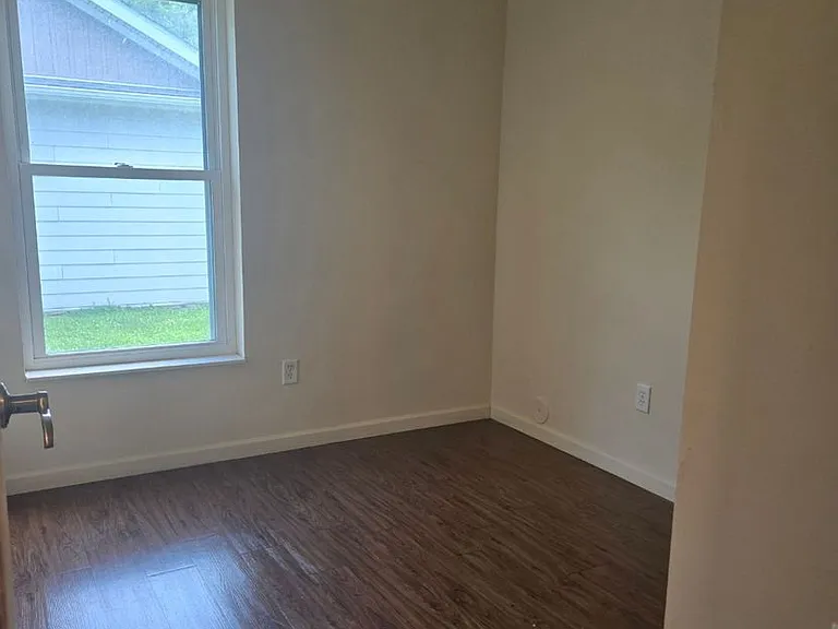 913 Gold St — Photo 6