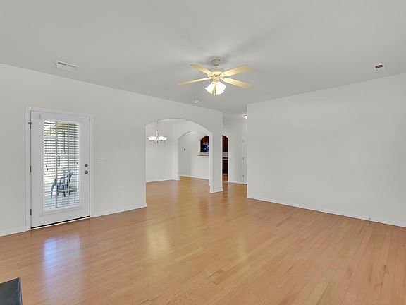 5th image of 412 Vintage Hill Dr