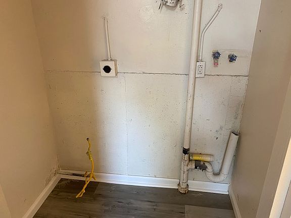 Washer/Dryer hookups