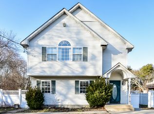1411 Spur Dr S, Islip, NY 11751