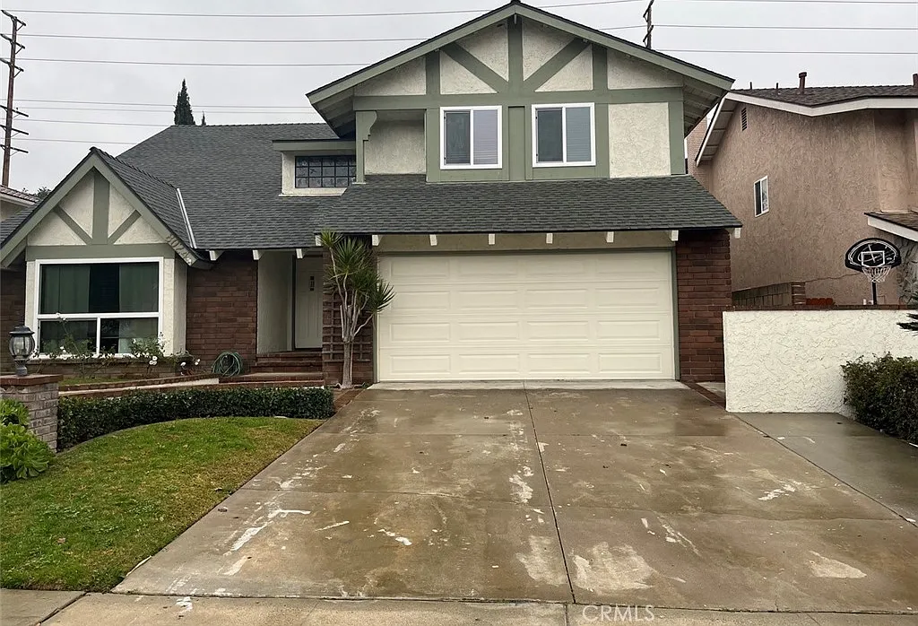 4 bed, 2.5 bath, 2379 sqft, $5,200 — Photo 1