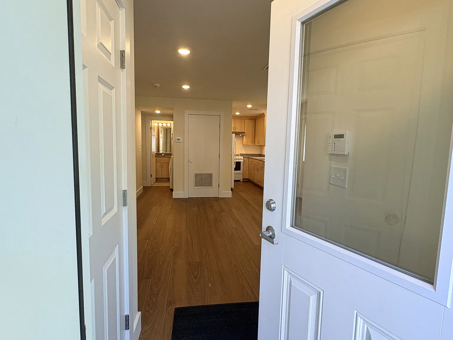 3 bed, 673 sqft, $3,300 — Photo 3