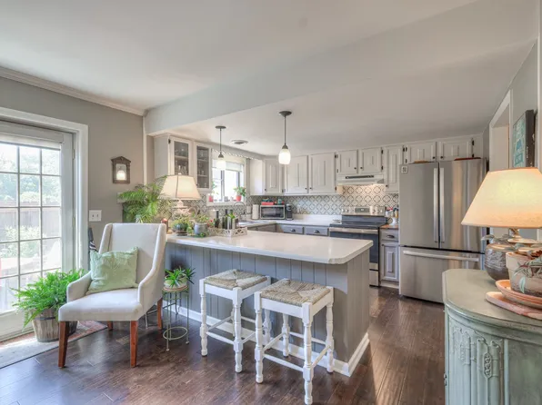 236 Lake Chateau Dr, Hermitage, TN 37076