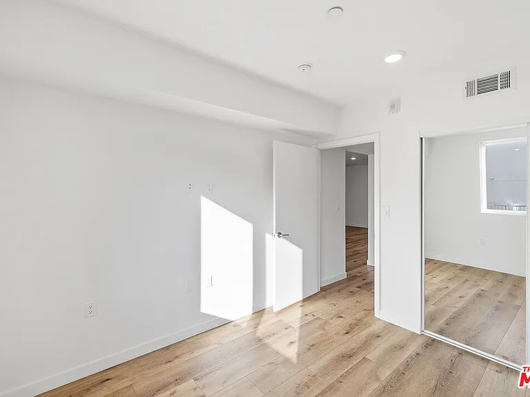 5229 Willowcrest Ave #307 — Photo 47