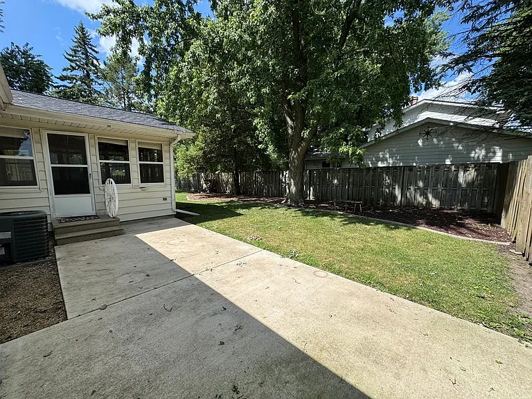 209 W Royal Dr — Photo 16