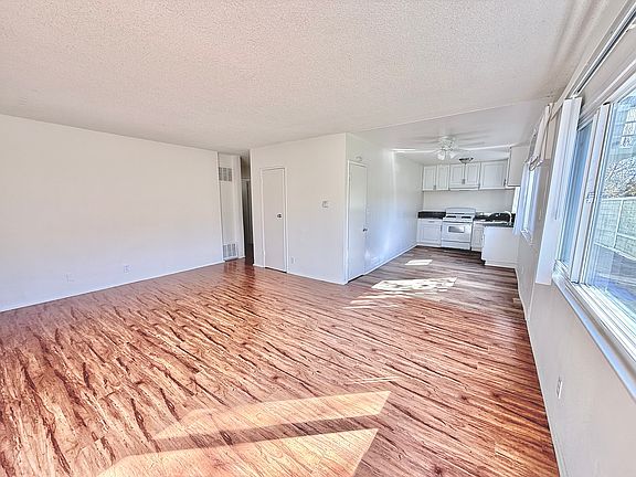 2nd image of 15832 Vanowen St APT 4