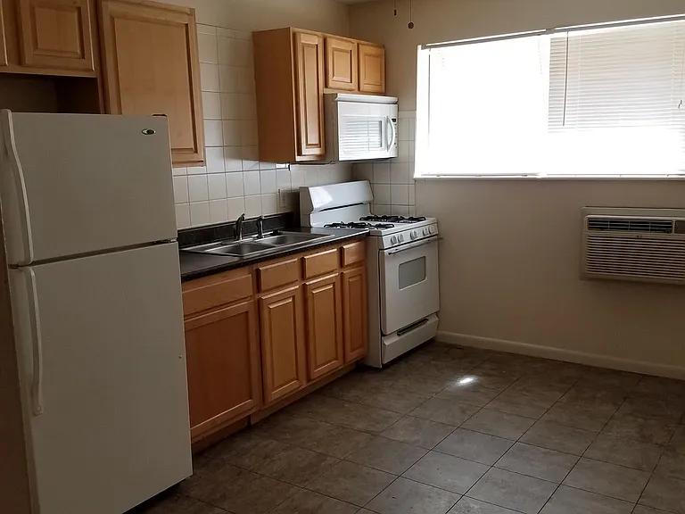 Maplewood Square Apartments — Photo 42