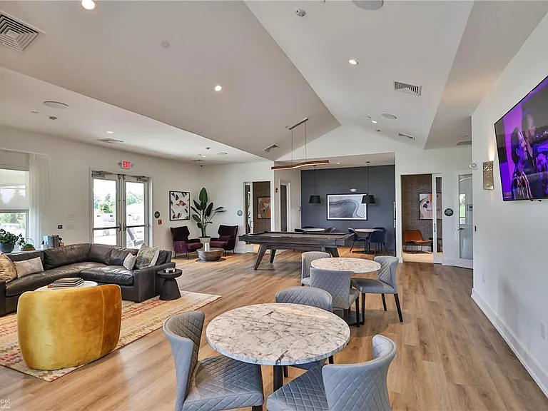 100 Aviv Upper — Photo 17