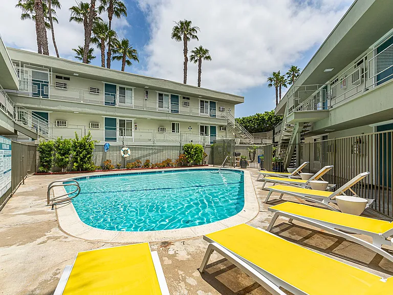 Aztec Pacific Apartments — Photo 1