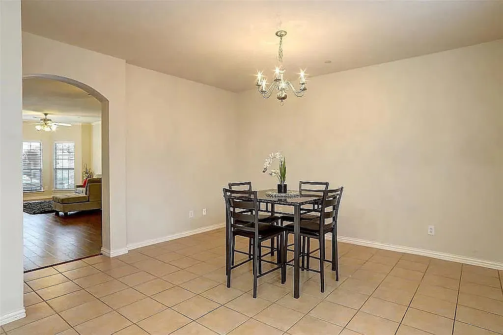 3 bed, 2022 sqft, $2,800 — Photo 2