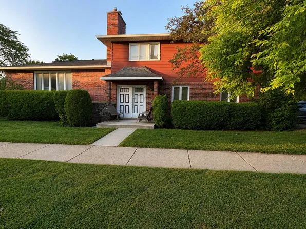 9143 Dr Korczak Ter, Skokie, IL 60076
