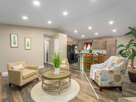 2nd image of 2403 E Robbins St