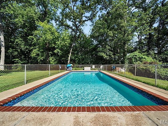 3rd image of 15 Oakwood Ln
