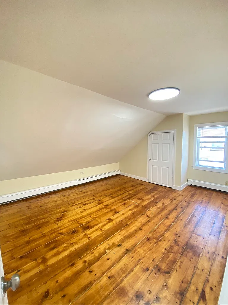 3 bed, 1250 sqft, $2,300 — Photo 4
