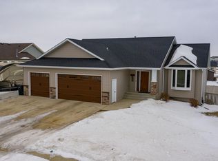 5205 Mellowsun Dr, Bismarck, ND 58503