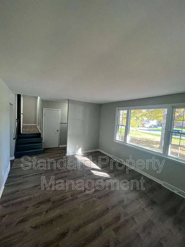 5 bed, 2.0 bath, 2159 sqft, $2,975 — Photo 3