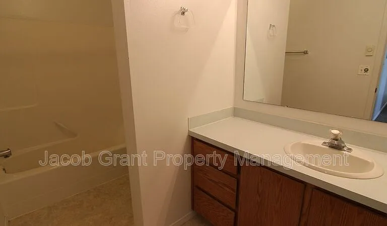 375 Golden St #3 — Photo 14