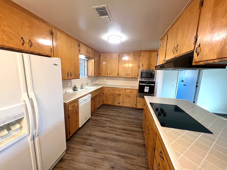 21849 Cottonwood Ave — Photo 11