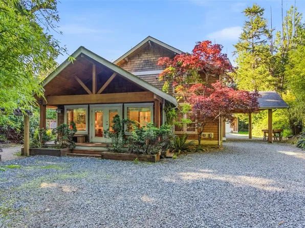 1177 Lynn Rd, Tofino, BC V0R 2Z0