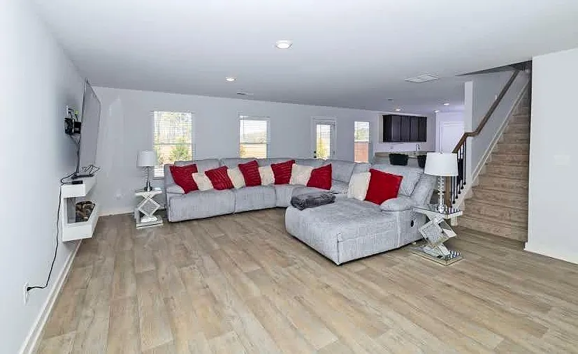 4 bed, 2.5 bath, 2368 sqft, $2,900 — Photo 3