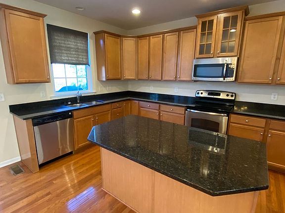 5th image of 412 Siena Ln