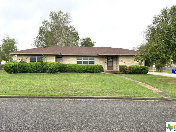 212 Poth St, Yoakum, TX 77995