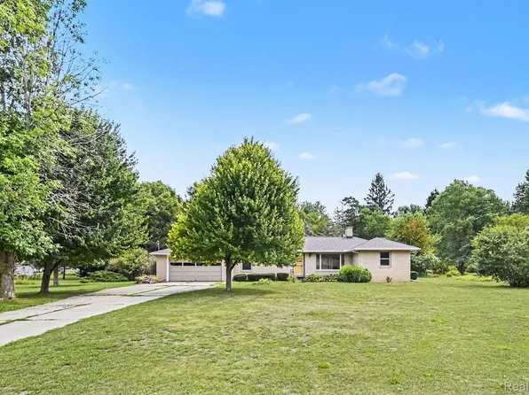 1157 Kra Nur Dr, Burton, MI 48509
