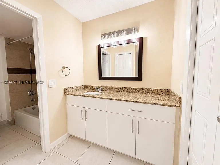 405 Lakeview Dr #202 — Photo 9