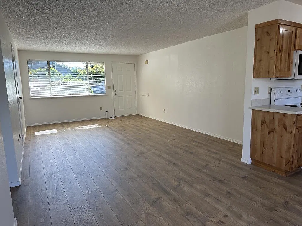 1420 SE N St, Unit B — Photo 2