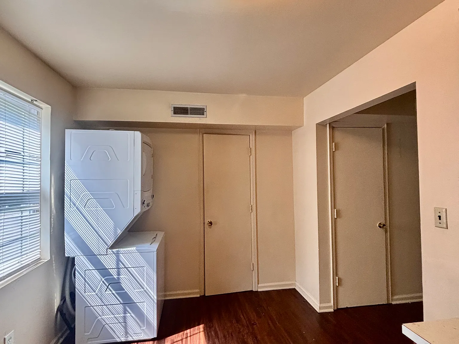 2 bed, 974 sqft, $1,275 — Photo 2