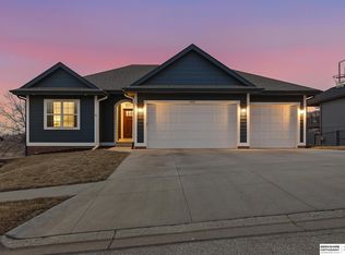 1605 Windsor Way, Fort Calhoun, NE 68023