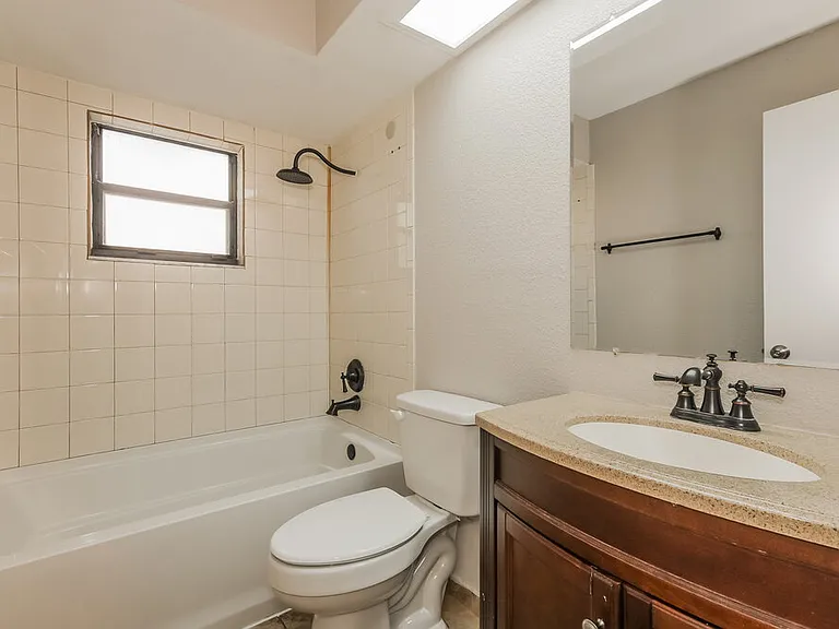1424 Covington Ct — Photo 14
