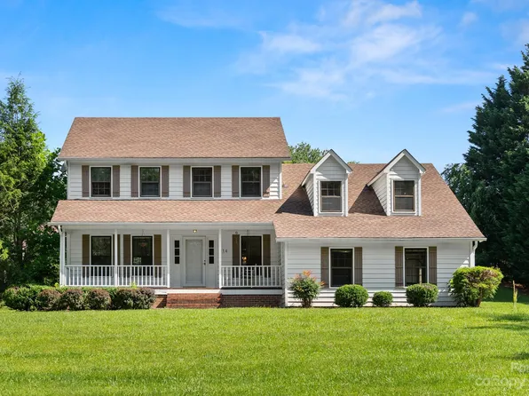 214 Raintree Dr, Hendersonville, NC 28791