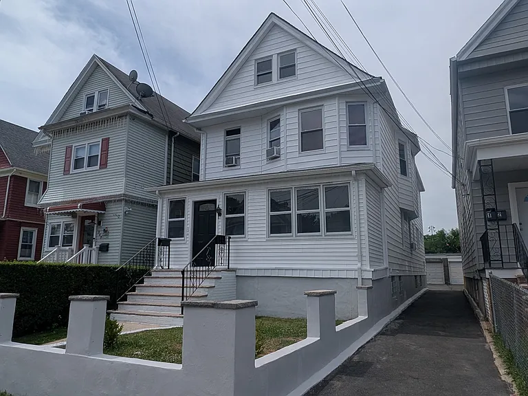 352 Jackson St — Photo 17