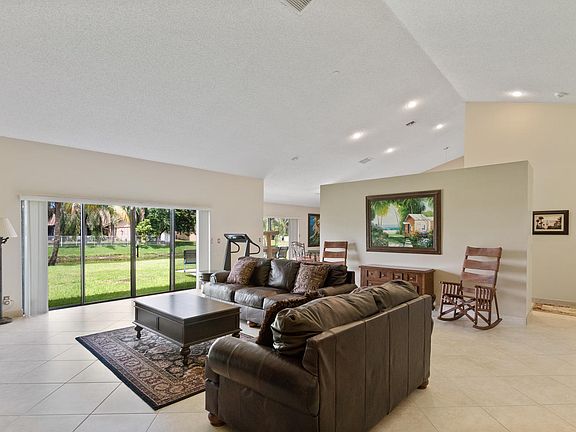 5th image of 9267 Laurel Green Dr