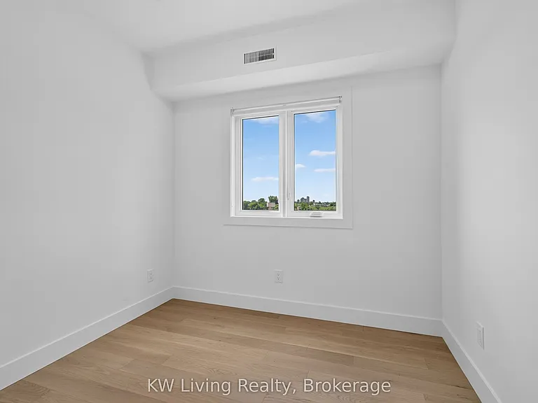 484 Westmount Ave — Photo 20