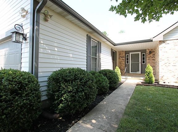 3rd image of 964 E Chicory Ln