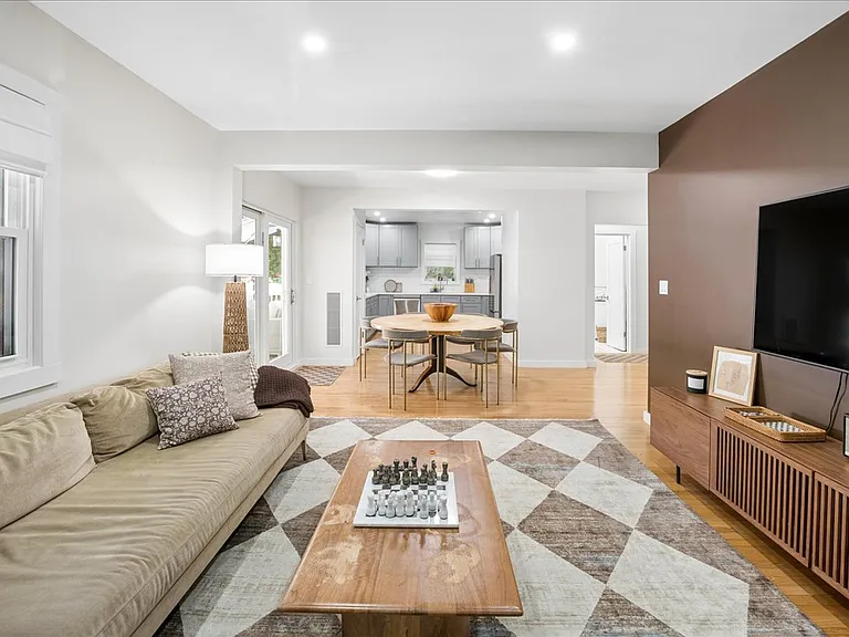 25 Van Duzen Pl #1 — Photo 6