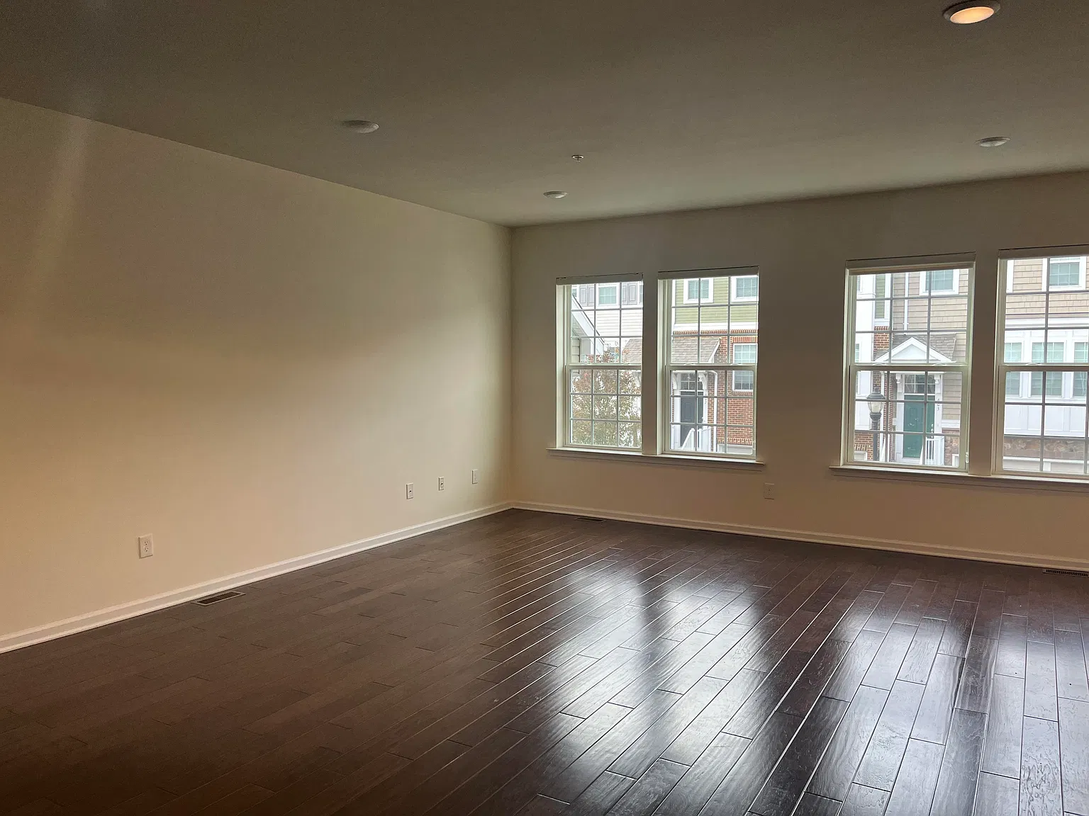 3 bed, 2.5 bath, 1942 sqft, $6,500 — Photo 2