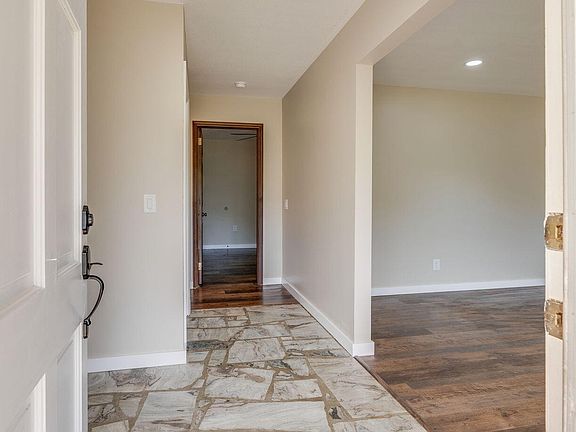 4th image of 512 Hidden Valley Rd