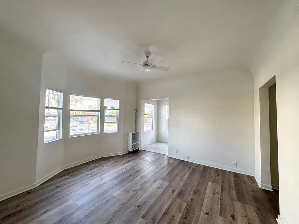 556 N Oxford Ave #101