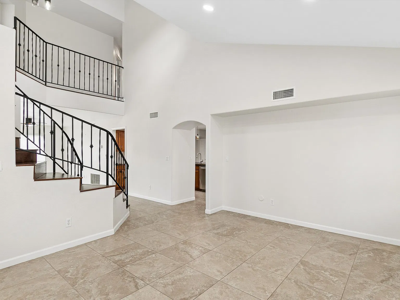 3 bed, 2058 sqft, $2,399 — Photo 3