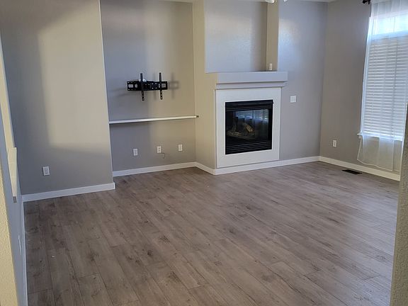3rd image of 911 Foxtail Ct