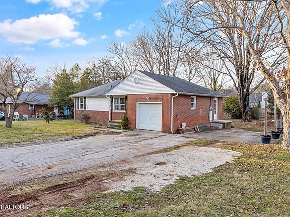 3rd image of 2121 Adair Dr