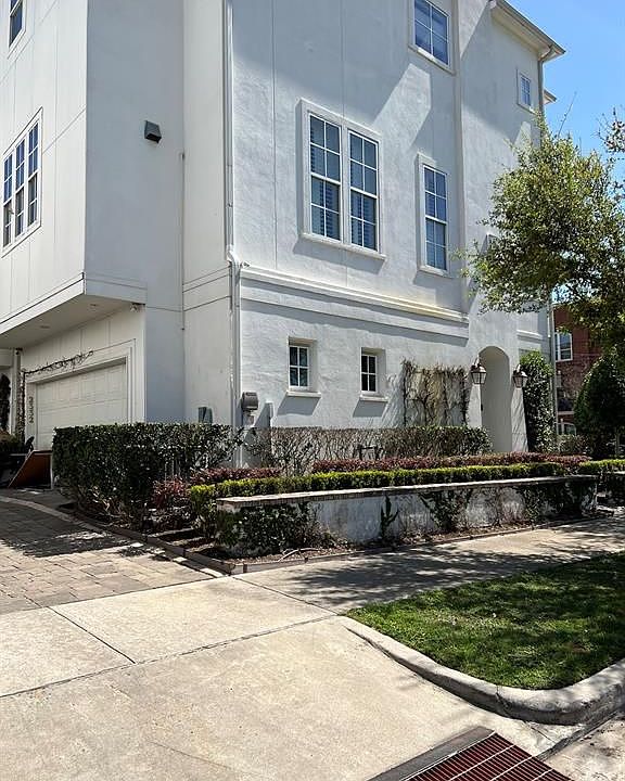 1st image of 2332 Hutchins St