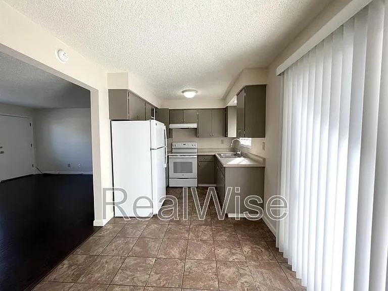 213 NE 7th St — Photo 8