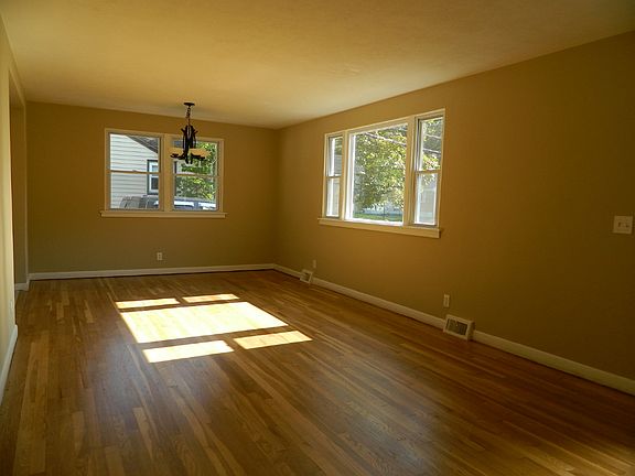 5th image of 812 Douglas Dr